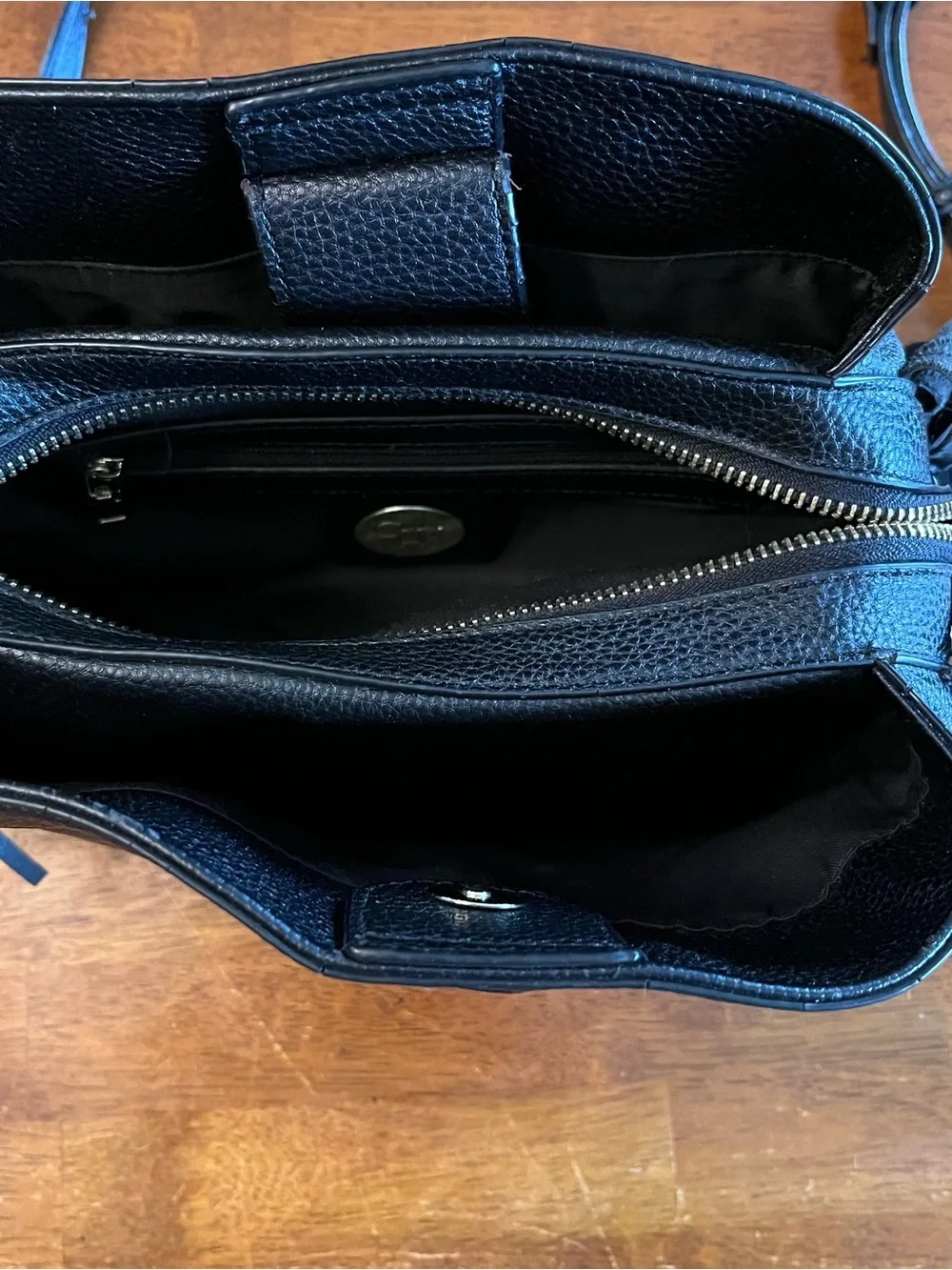 Carolina Hill compact black